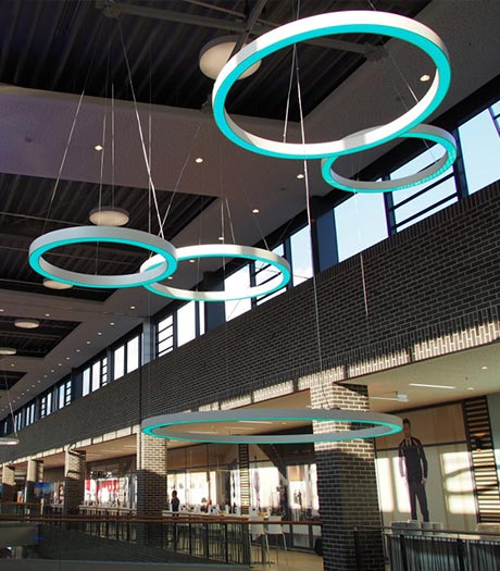 Kreisförmige Hängeleuchten in einem Einkaufszentrum