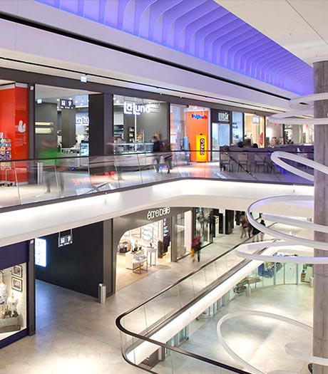 Perfekt ausgeleuchtetes Einkaufszentrum mit mehreren Etagen