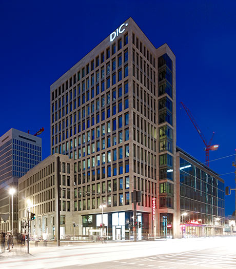 Beleuchtetes Gebäude in einer belebten Straße