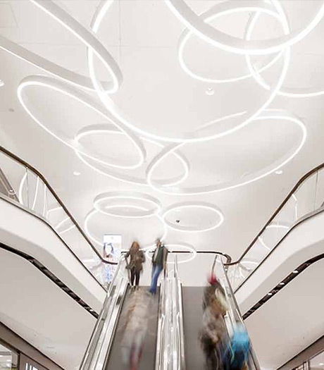 Kreisförmige Beleuchtung in einem Einkaufszentrum