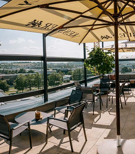 Außenterrasse der Skybar im Hotel Loom in Eislingen