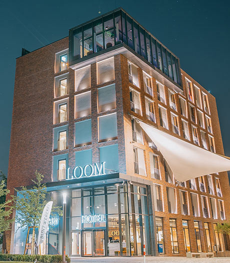 Ausgeleuchtetes Hotel Loom bei Nach