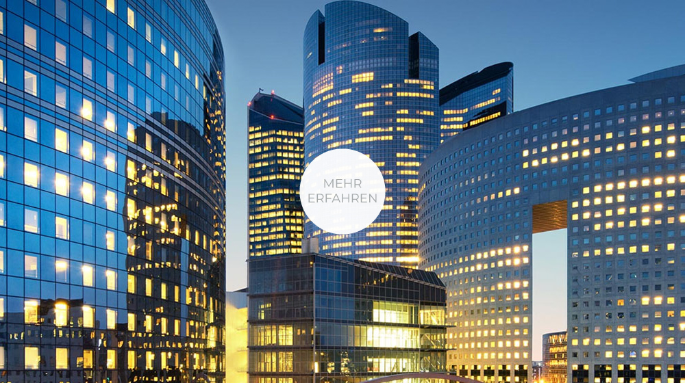 Beleuchtete Gebäude in Frankfurt kurz vor Sonnenuntergang