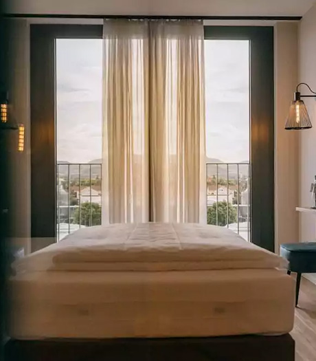 Hotelzimmer mit Ausblick auf die schwäbische Alb des Hotel Loom in Eislingen