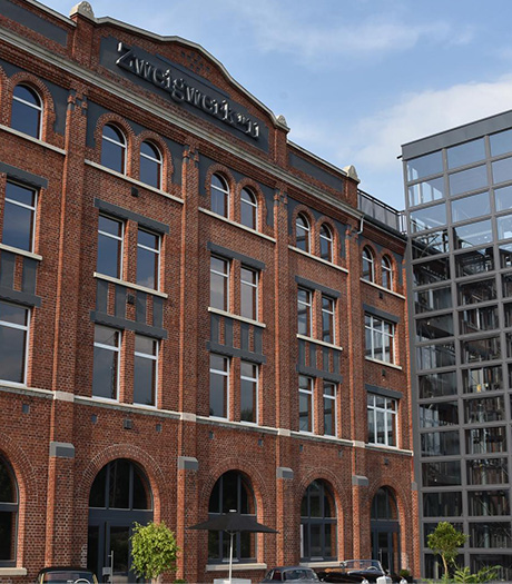 Außenansicht des Gebäudes des Zweigwerks mit Oldtimer-Aufzug in Eislingen