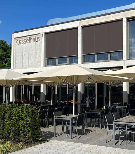 Außenansicht mit Sommerbestuhlung des Restaurants Kesselhaus in Eislingen auf dem Areal der Buntweberei