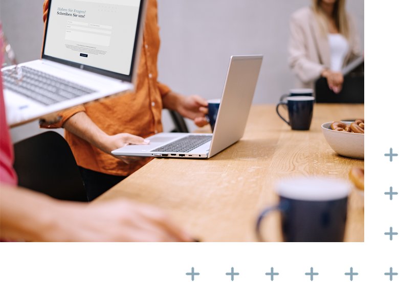 Personen an einem Besprechungstische bei einem Meeting