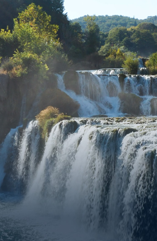 Reißender Fluss mit Wasserfällen