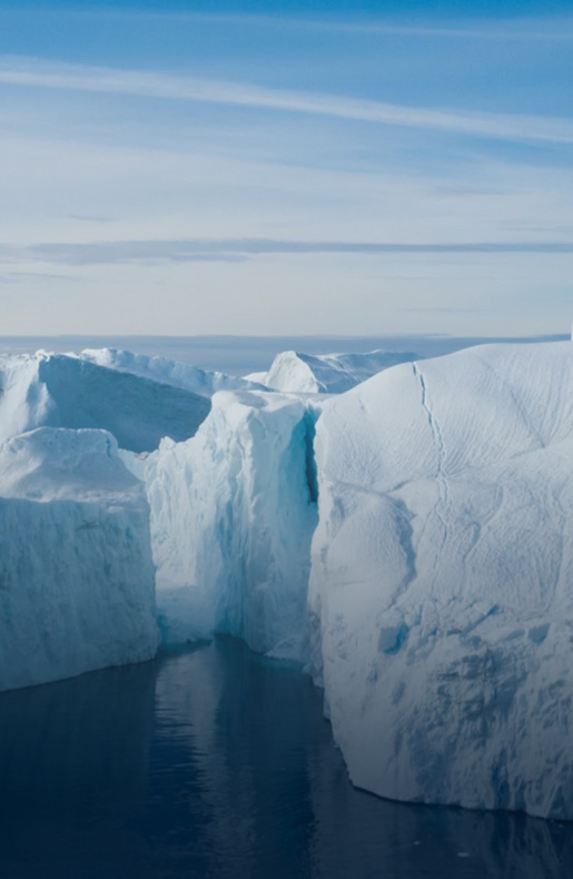 Eisberge bei blauem Himmel